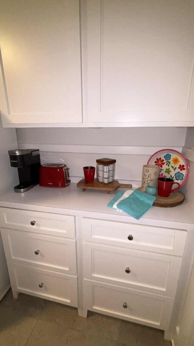 Building Photo - Furnished One Bed in Belhaven