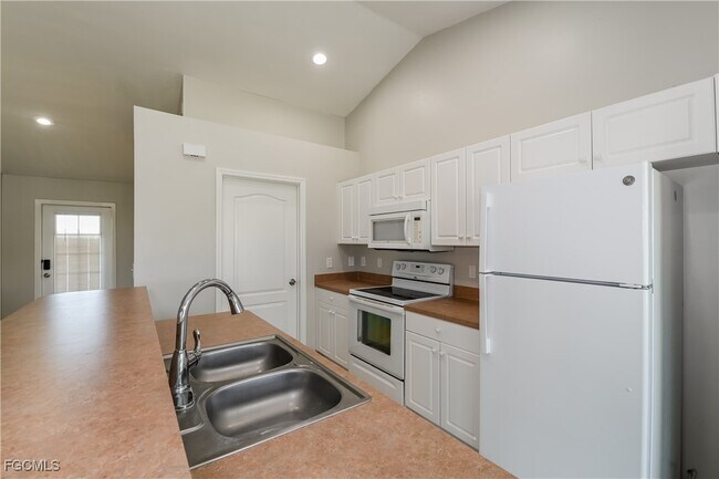 Building Photo - 2428 NE 1st Ave