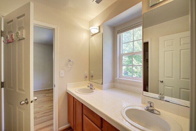 Building Photo - 3Bd/2.5Ba Redmond Home