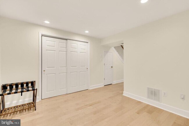 Building Photo - 2536 S Walter Reed Dr