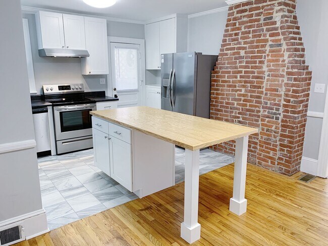 Building Photo - 3 Bed 2 Baths Grid home with fenced backya...