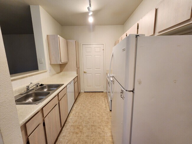 Building Photo - Fantastic, well maintained 2 bedroom condo.