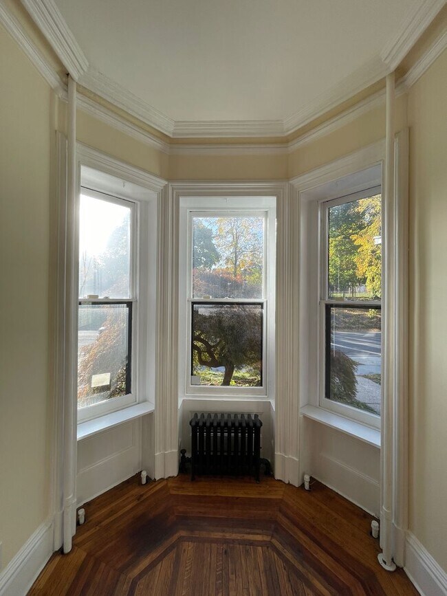 Building Photo - 4 Bedroom 2 Bathroom House with Stunning Hudson River Views