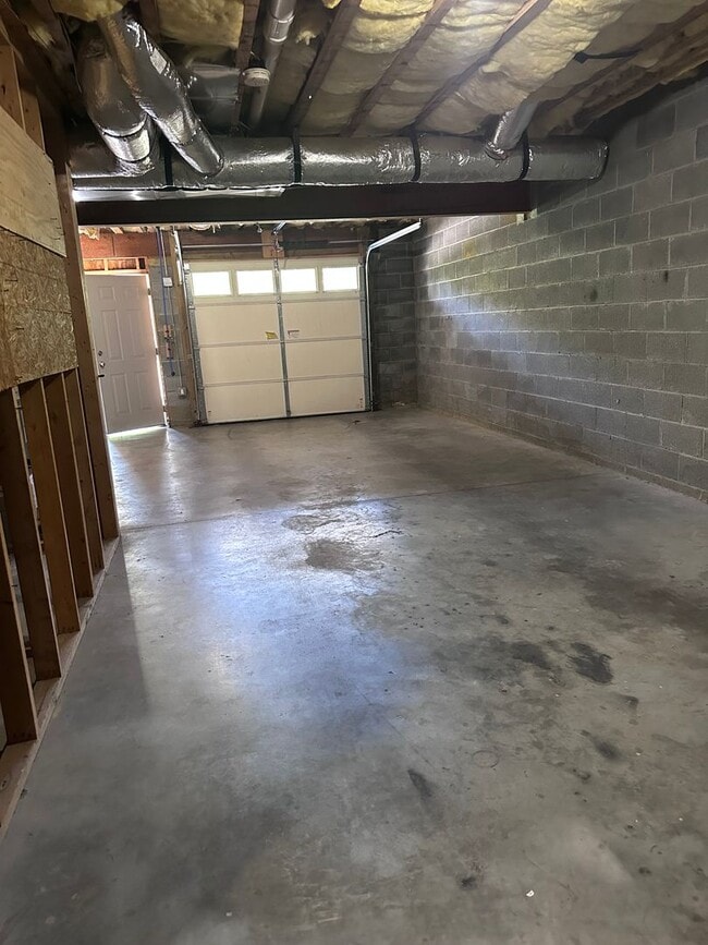 Building Photo - Great Location - 2 Bedroom/2.5 Bath Condo ...