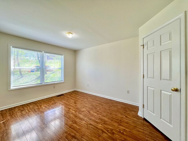 Building Photo - 3 Bedroom in West Asheville!