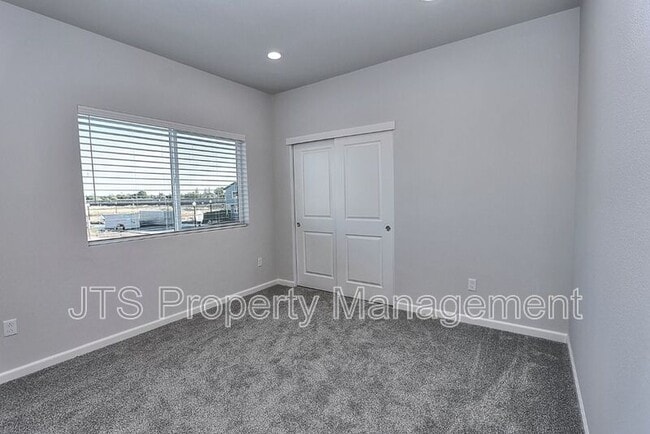 Building Photo - 5 Oak Manor Way