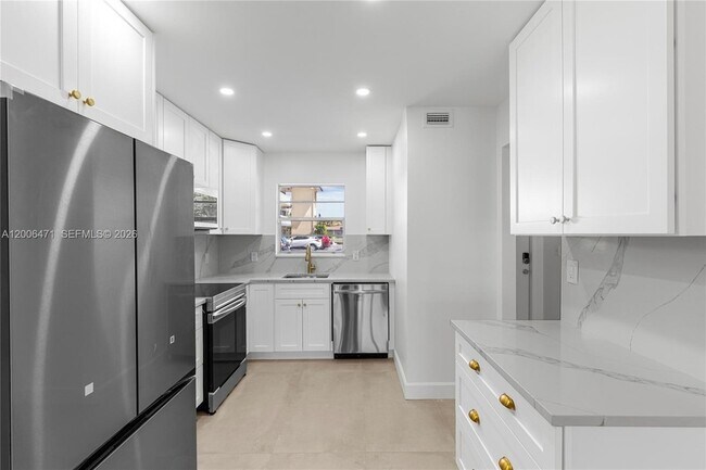 Building Photo - 1400 NE 57th Ct