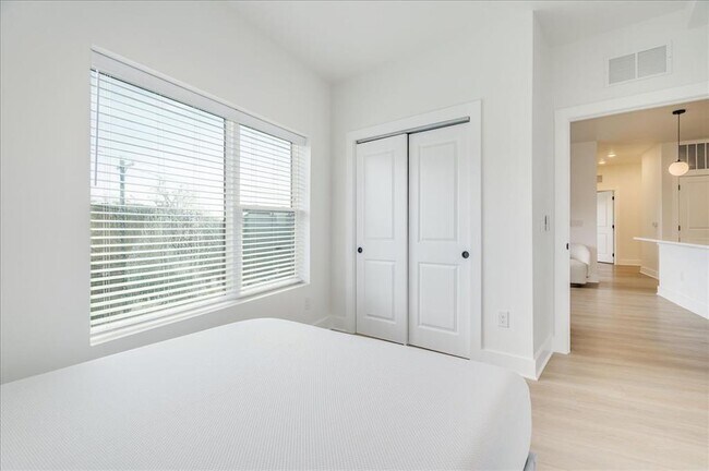 Building Photo - 3000 Duval St