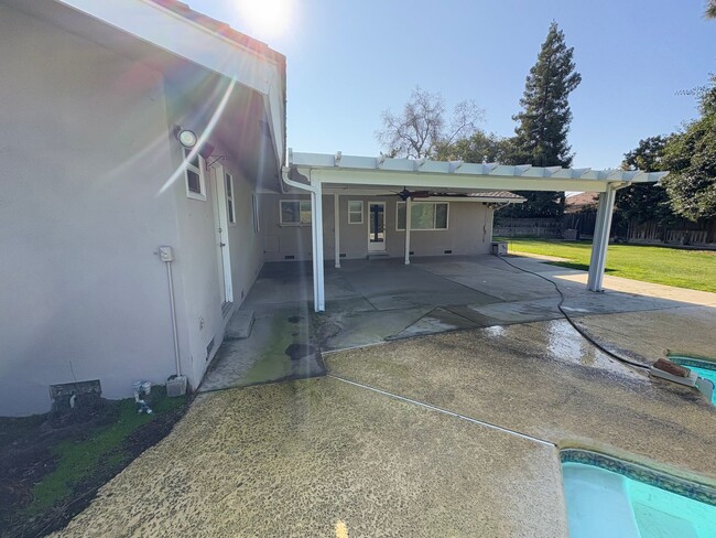 Building Photo - NW Visalia Home Near Country Club Availabl...