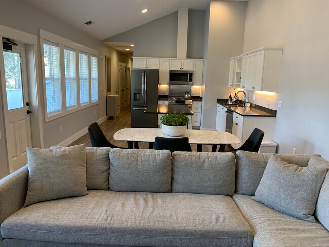 Island/Dining/Living - 16524 Boones Ferry Rd