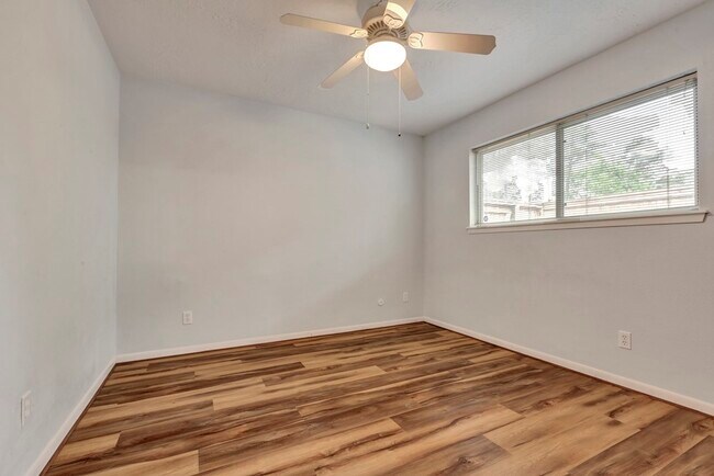 Building Photo - 17 Wishbonebush Rd