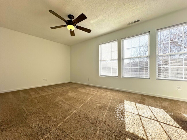 Building Photo - Charming 3 Bedroom 2.5 Bathroom in Meadow Hill