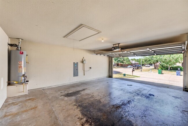 Building Photo - 417 Hackberry Dr
