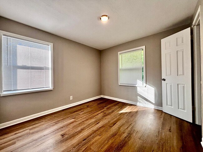 Building Photo - Spacious 3-Bed Townhome with Garage in Day...