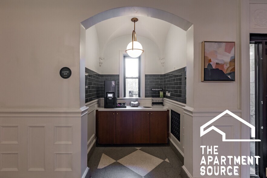 Building Photo - 1140 N La Salle Dr