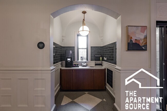 Building Photo - 1140 N La Salle Dr