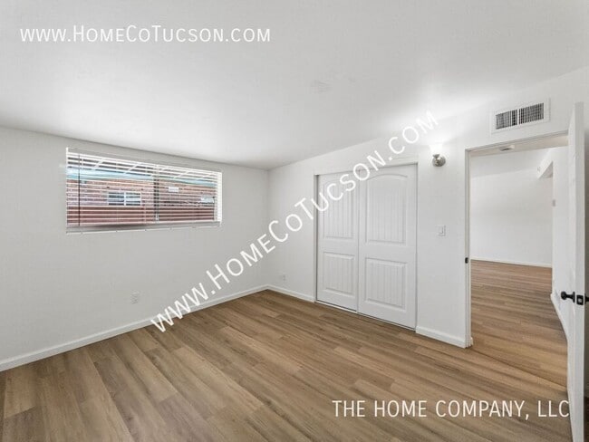 Building Photo - 4537 E Fairmount St