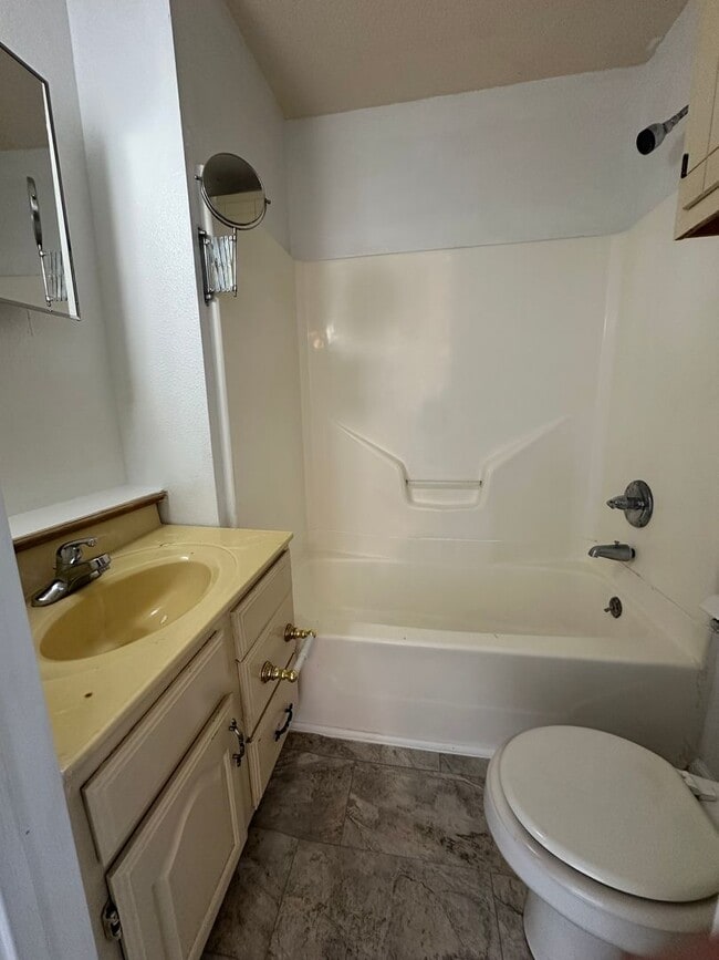 Building Photo - Your Next Home Just Dropped in Springfield!