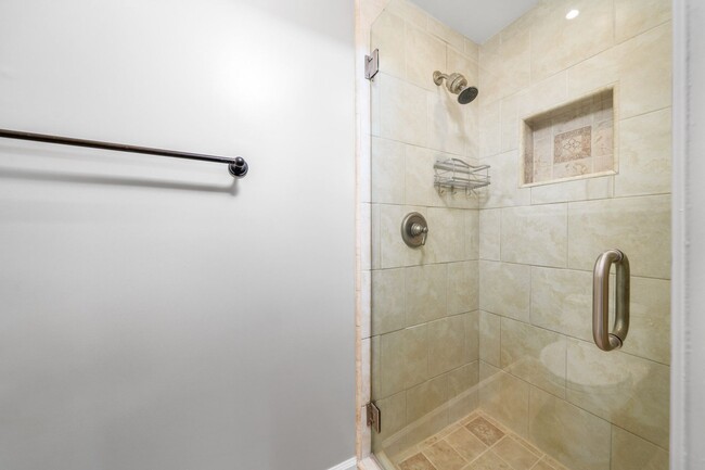Building Photo - Upgraded 3 bed 2.5 bath Townhome in Newpor...