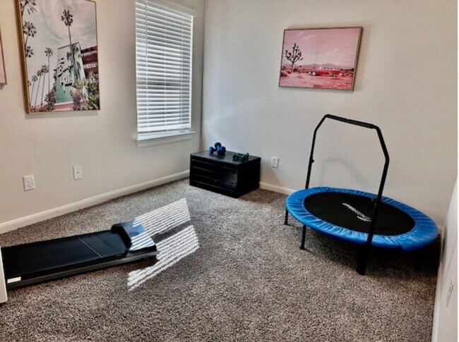 Building Photo - $500 Off Move-In Cost, 4 bedroom home!