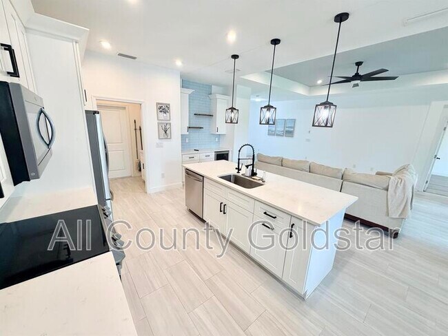 Building Photo - 6049 Higgins Ln