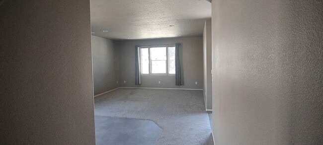 Building Photo - Newer 3 Bedroom / 2 Bathroom Home In NW Re...