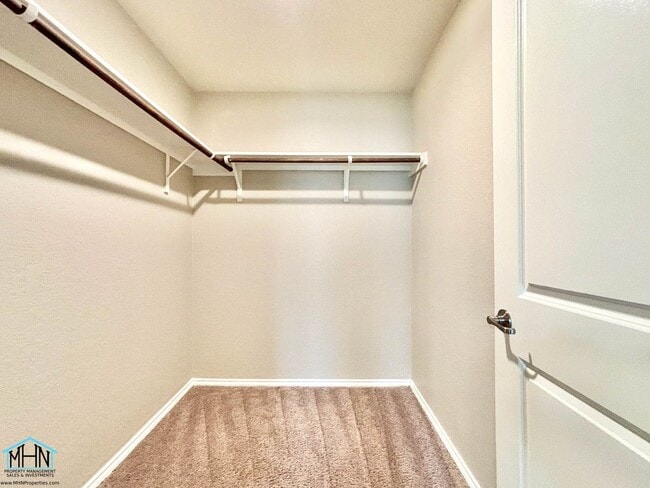 Building Photo - Live in Luxury in this beautiful 3bed/2bat...