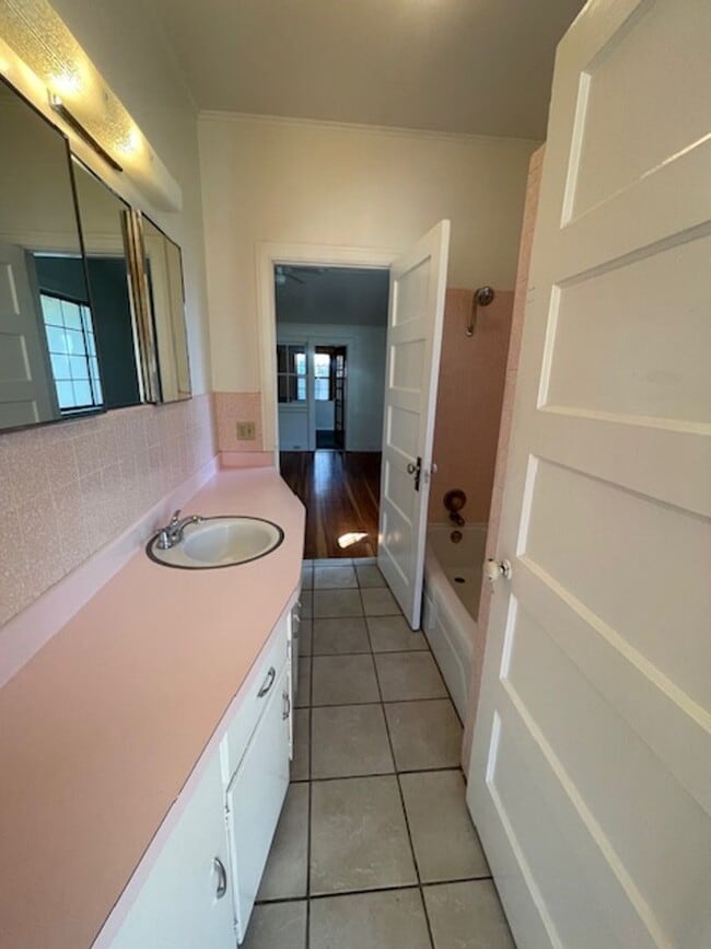 Building Photo - Adorable 3 Bedroom 2 Bath In Upper Clarkda...