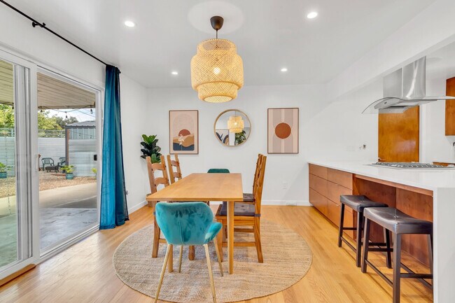 Building Photo - 6836 S Land Park Dr