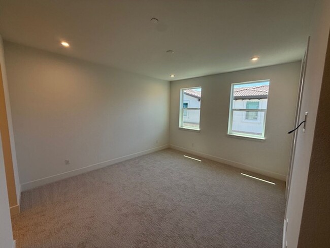 Building Photo - Brand New Townhome in Moonstone Community ...