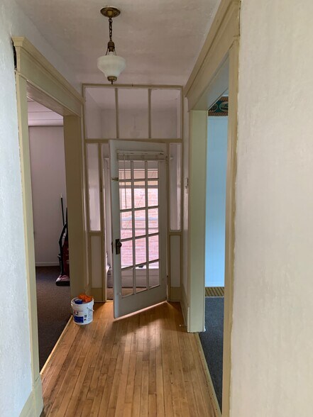 Building Photo - 800 W Broadway St