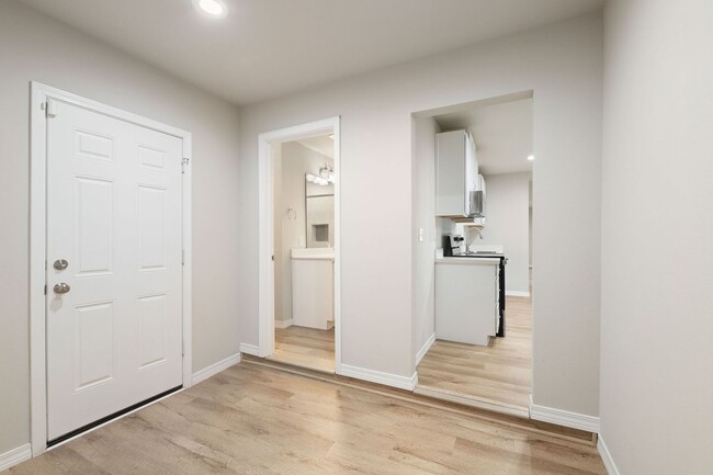 Building Photo - Gorgeous 4/2 Renovated Home in the Heart o...