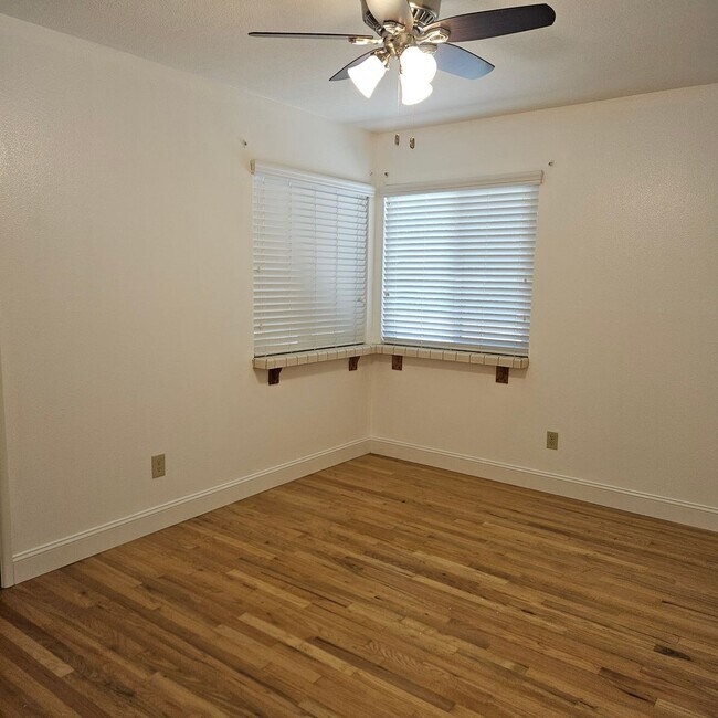 Building Photo - 1610 Springwood Dr