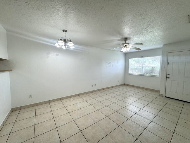 Building Photo - 212 E Cypress St