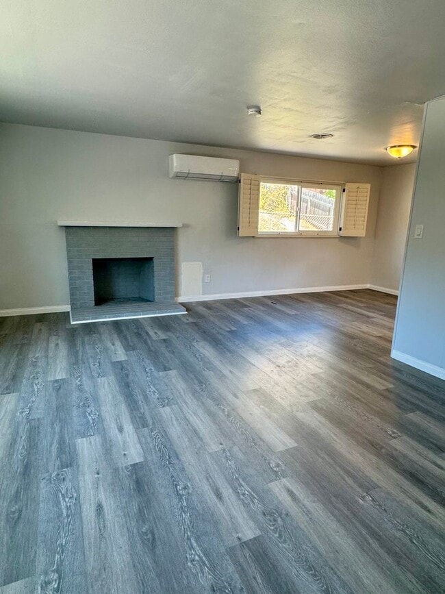 Building Photo - Beautiful & Welcoming 3 Bed/2 Bath Walking...