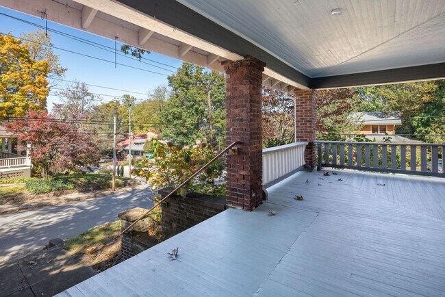 Building Photo - Charming Craftsman Home in Montford