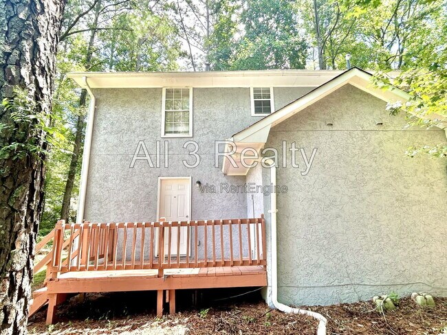 Building Photo - 2010 Oakwood Dr
