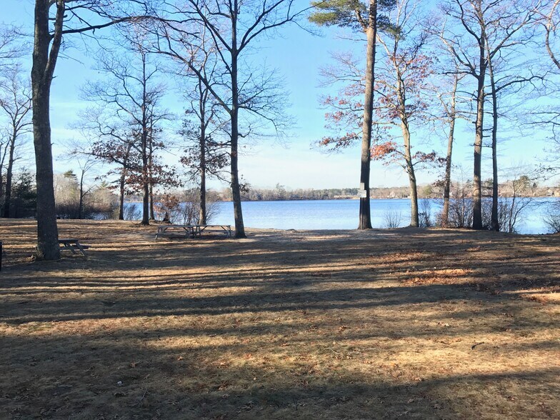 Building Photo - 522 Twin Lakes Dr