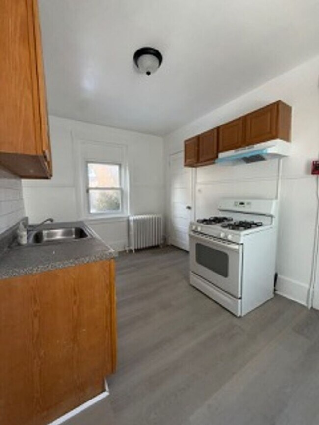 Building Photo - 321 E Price St