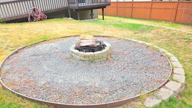 Building Photo - 1331 NE Gilmax Ln