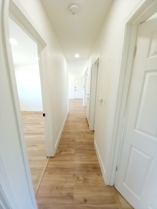 Building Photo - Beautifully Renovated 3 bd, 2 ba in Old To...