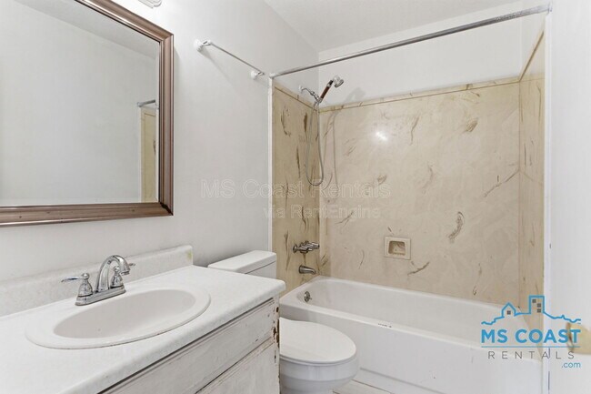 Building Photo - 167 Daisy St