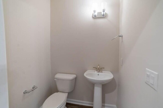 Building Photo - Beautiful 3-Bedroom Townhome in Sought-After Waterways Community