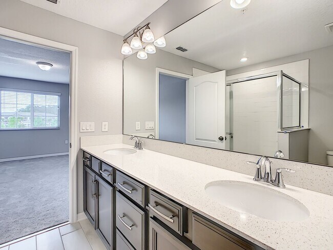 Building Photo - Stylish 3-Bedroom Townhome in Gated Sanfor...
