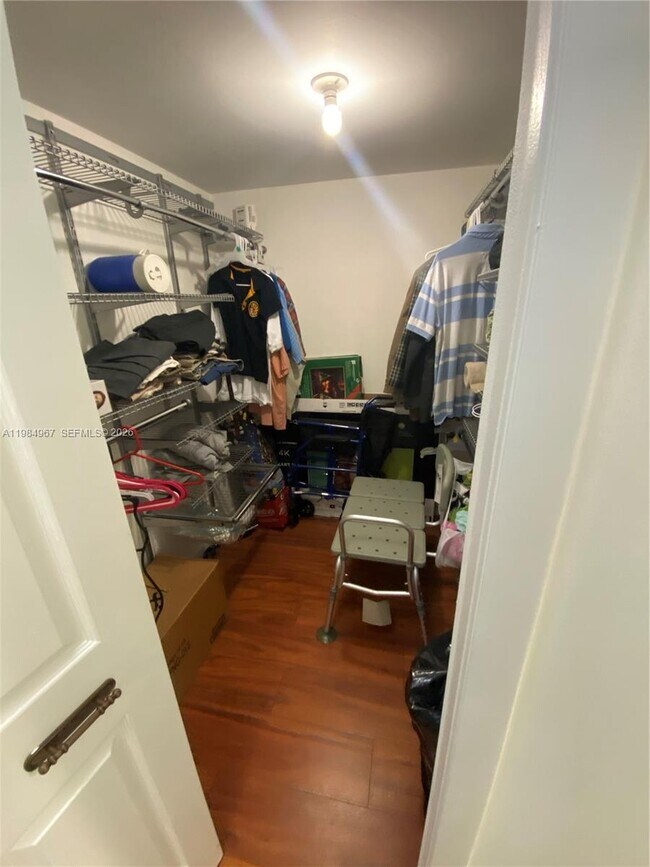 Building Photo - 240 Lakeview Dr