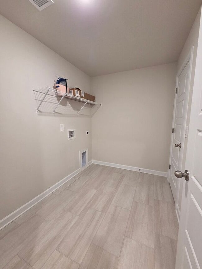 Building Photo - Beautiful and spacious! Ready for move in!