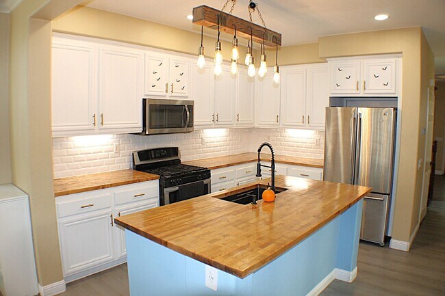 Building Photo - Stunning Temecula Home with Full Solar and...