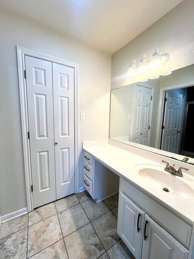 Building Photo - 527 N Avenue Y