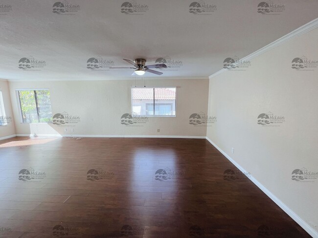 Building Photo - 3 Bed/2 Bath Two Story Townhome in Gated C...