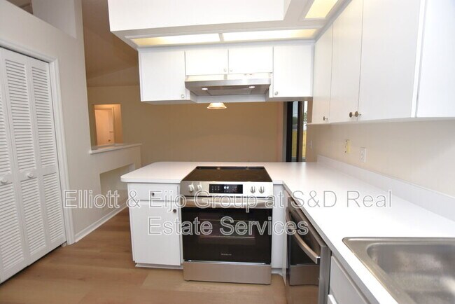 Building Photo - 2220 Maple Hill Ct